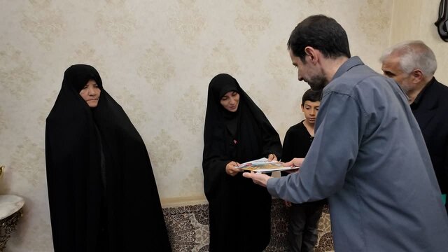 دیدار فرزند رئیس جمهور و مشاور امور ایثارگران استاندار آذربایجان شرقی با خانواده شهدای تجاوز رژیم صهیونیستی