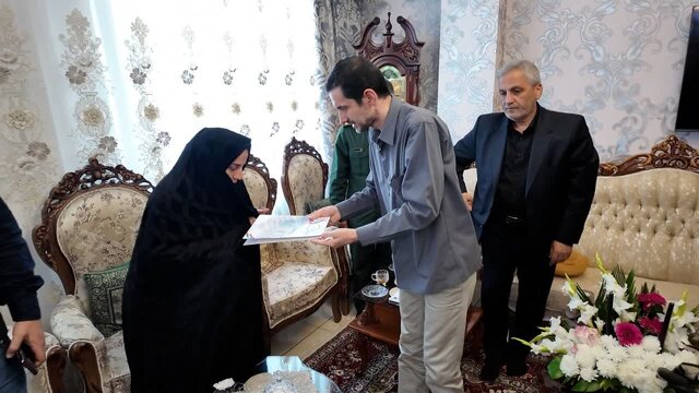 دیدار فرزند رئیس جمهور و مشاور امور ایثارگران استاندار آذربایجان شرقی با خانواده شهدای تجاوز رژیم صهیونیستی