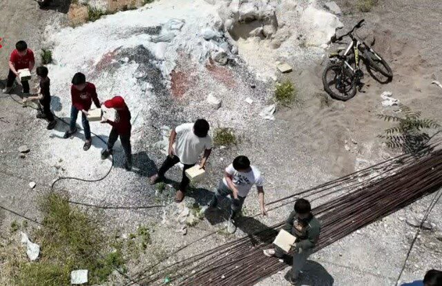 تبلور وحدت و همدلی توسط دانشآموزانی که مدرسه میسازند تبلور وحدت و همدلی توسط دانشآموزانی که مدرسه میسازند