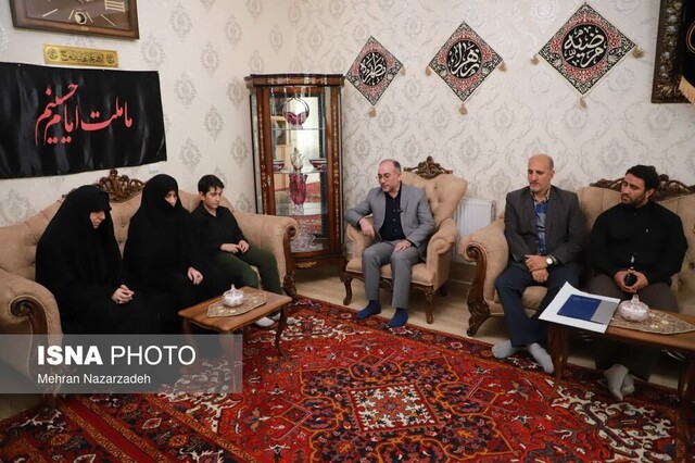 همسر شهید: لباس رزم را بر تن فرزندانم میکنم
دختر شهید: نمی گذارم حس دلتنگی، آزرده خاطرم کند