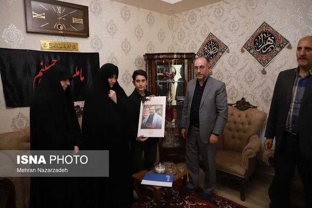 همسر شهید: لباس رزم را بر تن فرزندانم میکنم
دختر شهید: نمی گذارم حس دلتنگی، آزرده خاطرم کند