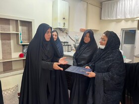 دیدار مدیرکل امور زنان استانداری آذربایجان شرقی با خانواده شهدای جنگ تحمیلی ۱۲ روزه