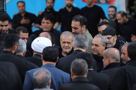 حضور دکتر پزشکیان، رئیس جمهور در آیین عزاداری عصر تاسوعا در جمع هیأت حسینی تبریز در محل استانداری آذربایجان شرقی
