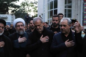 حضور دکتر پزشکیان، رئیس جمهور در آیین عزاداری عصر تاسوعا در جمع هیأت حسینی تبریز در محل استانداری آذربایجان شرقی