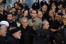 حضور دکتر پزشکیان، رئیس جمهور در آیین عزاداری عصر تاسوعا در جمع هیأت حسینی تبریز در محل استانداری آذربایجان شرقی