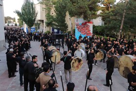 حضور دکتر پزشکیان، رئیس جمهور در آیین عزاداری عصر تاسوعا در جمع هیأت حسینی تبریز در محل استانداری آذربایجان شرقی