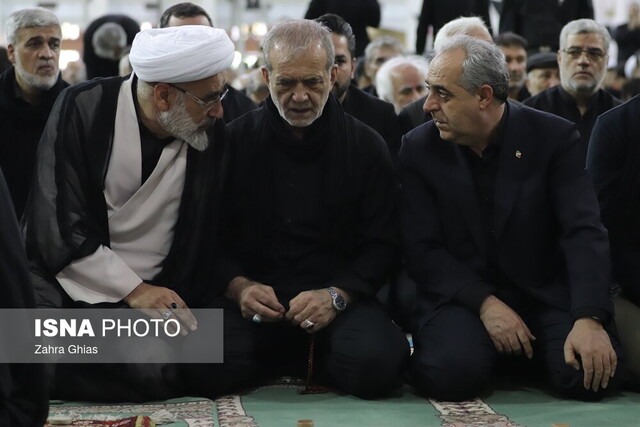 حضور دکتر پزشکیان در نماز ظهر عاشورا در مصلی امام خمینی(ره) تبریز