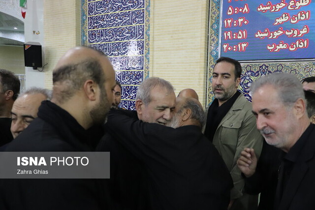 حضور دکتر پزشکیان در نماز ظهر عاشورا در مصلی امام خمینی(ره) تبریز