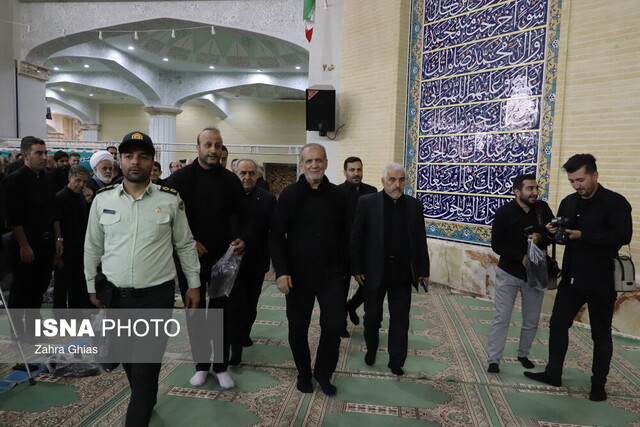 حضور دکتر پزشکیان در نماز ظهر عاشورا در مصلی امام خمینی(ره) تبریز