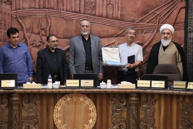 تجلیل از شهروند فداکار تبریزی در صحن شورا/تذکر در خصوص مسیرگشایی و مشکلات پرداخت در شهرداری تبریز