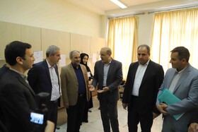 میرحمایت میرزاده ، معاون حقوقی و امور مجلس وزارت آموزش و پرورش و  اسفندیار صادقی ، مدیرکل آموزش و پرورش استان آذربایجان شرقی در روز دوم برگزاری آزمون استخدامی آموزش و پرورش در آذربایجان شرقی