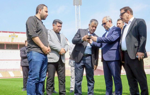 عملیات آماده‌سازی چمن هیبریدی ورزشگاه یادگار امام تبریز با جدیت ادامه دارد