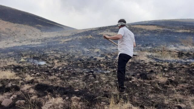 محیطبانان آتش را در مراتع آتمیان مهار کردند