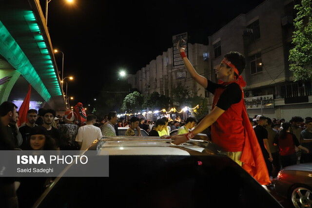 عکس آرشیوی است شادی خیابانی هواداران تراکتور پس از قهرمانی در سوپرجام