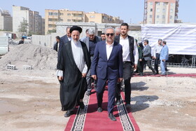 سید علی فقیه رئیس دفتر نماینده ولی‌فقیه آذربایجان شرقی و بهرام سرمست استاندار آذربایجان شرقی در آئین کلنگ‌زنی همزمان پنج باب مدرسه در راستای نهضت توسعه عدالت در فضاها و کیفیت آموزشی- تبریز