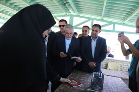 رضا صالحی امیری وزیر میراث فرهنگی، گردشگری و صنایع دستی در حال بازدید از سومین جشنواره عسل و لبنیات شهرستان سراب