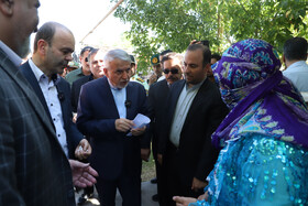 رضا صالحی امیری وزیر میراث فرهنگی، گردشگری و صنایع دستی در حال بازدید از سومین جشنواره عسل و لبنیات شهرستان سراب