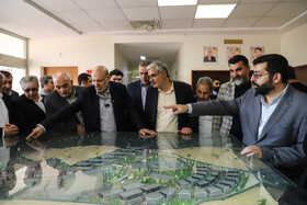 بازدید علیرضا منادی رئیس کمسیون آموزش، تحقیقات و فناوری مجلس شورای اسلامی از نمایشگاه دستاوردهای فناورانه پارک علم و فناوری آذربایجان شرقی