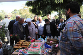  بازدید حجت اسلام باقرنژاد امام جمعه خسروشاه از غرفه های جشنواره بادام خسروشاه -  آذربایجان شرقی