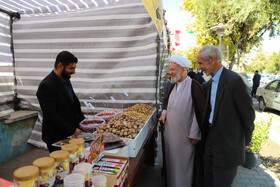 بازدید حجت اسلام باقرنژاد امام جمعه از غرفه های جشنواره بادام خسروشاه -  آذربایجان شرقی