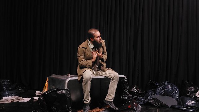 روایتی از تنهایی انسان معاصر در «قلادهای برای یک سگ مُرده»