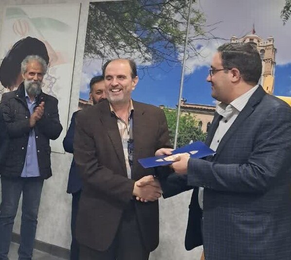 تجلیل از خدمات رسانهای «سیدرضا علوی» طنزپرداز، مدیر فرهنگی، رزمنده و جانباز هشت سال دفاع مقدس در تبریز