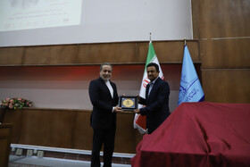 عباس عراقچی وزیر امور خارجه، محمدتقی اعلمی، رئیس دانشگاه تبریز در همایش ملی «آذربایجان، دیپلماسی و تمامیت ارضی ایران»