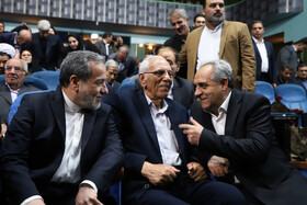 از چپ عباس عراقچی وزیر امور خارجه، کریم مردانی آذر خیر مدرسه ساز، بهرام سرمست استاندار آذربایجان شرقی در بیستوهفتمین جشنواره خیرین مدرسهساز آذربایجان شرقی