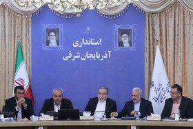 عباس عراقچی وزیر امور خارجه و  بهرام سرمست، استاندار آذربایجان شرقی و روح الله متفکر آزاد نمایندهٔ مجلس شورای اسلامی  در نشست «دیپلماسی اقتصادی»آذربایجان‌شرقی