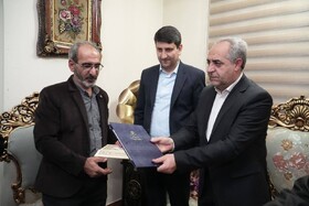 دیدار وزیر ارتباطات با خانواده شهید اقتدار تبریزی