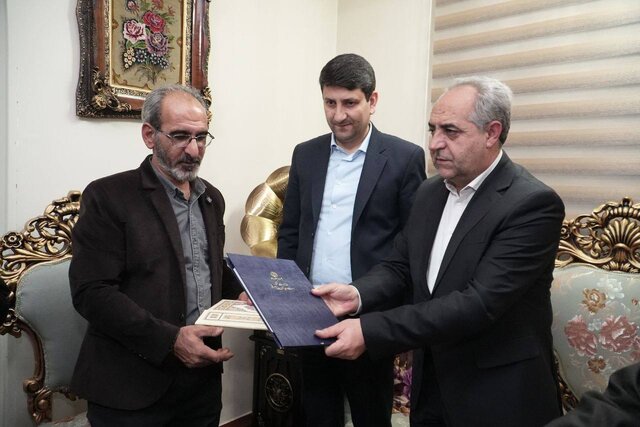 دیدار وزیر ارتباطات با خانواده شهید اقتدار تبریزی دیدار وزیر ارتباطات با خانواده شهید اقتدار تبریزی