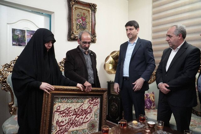 دیدار وزیر ارتباطات با خانواده شهید اقتدار تبریزی