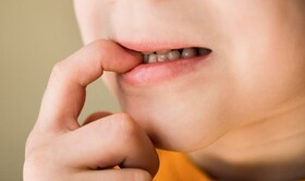 چرا کودکان ناخن می‌جوند؟