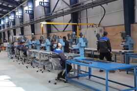 بازدید وزیر اقتصاد از واحد های صنعتی و گلخانه‌ای منطقه آزاد ارس