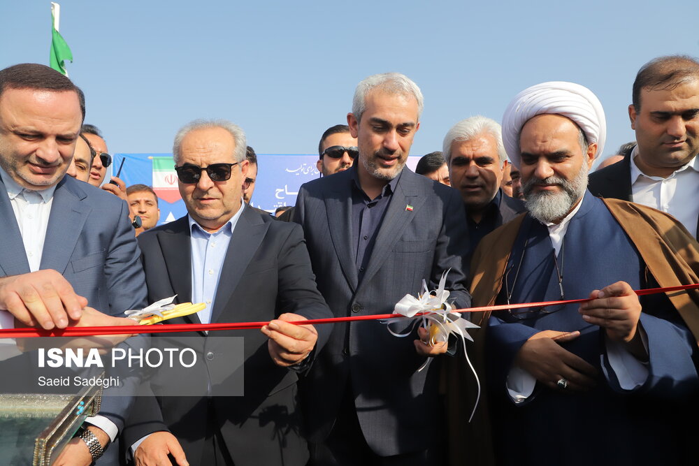 بازدید وزیر اقتصاد از واحد های صنعتی و گلخانه‌ای منطقه آزاد ارس