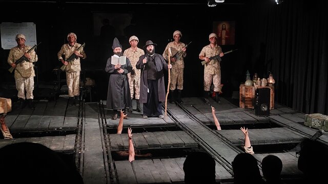 تئاتر «اؤلولری قویلایین»؛ فریاد صلح در تبریز