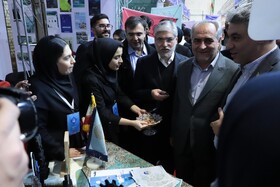 حسن سیمایی صراف، وزیر علوم، تحقیقات و فناوری و بهرام سرمست استاندار آذربایجان شرقی در بازدید وزیر  علوم، تحقیقات و فناوری از نمایشگاه جشنواره ملی حرکت در دانشگاه تبریز