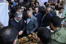 حسن سیمایی صراف، وزیر علوم، تحقیقات و فناوری و بهرام سرمست استاندار آذربایجان شرقی در بازدید وزیر  علوم، تحقیقات و فناوری از نمایشگاه جشنواره ملی حرکت در دانشگاه تبریز