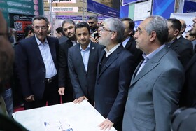 حسن سیمایی صراف، وزیر علوم، تحقیقات و فناوری و بهرام سرمست استاندار آذربایجان شرقی و محمدتقی اعلمی ، رئیس دانشگاه تبریز  در بازدید وزیر  علوم، تحقیقات و فناوری از نمایشگاه جشنواره ملی حرکت در دانشگاه تبریز