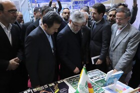 حسن سیمایی صراف، وزیر علوم، تحقیقات و فناوری و محمدتقی اعلمی ، رئیس دانشگاه تبریز  بازدید وزیر  علوم، تحقیقات و فناوری از نمایشگاه جشنواره ملی حرکت در دانشگاه تبریز