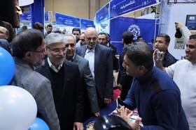 بهرام سرمست استاندار آذربایجان شرقی و حسن سیمایی صراف، وزیر علوم، تحقیقات و فناوری و علیرضا منادی سفیدان نمایندهٔ مجلس شورای اسلامی در بازدید وزیر  علوم، تحقیقات و فناوری از نمایشگاه جشنواره ملی حرکت در دانشگاه تبریز