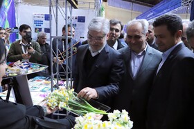 حسن سیمایی صراف، وزیر علوم، تحقیقات و فناوری و محمدتقی اعلمی ، رئیس دانشگاه تبریز و بهرام سرمست استاندار آذربایجان شرقی در  بازدید وزیر  علوم، تحقیقات و فناوری از نمایشگاه جشنواره ملی حرکت در دانشگاه تبریز