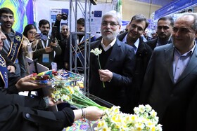 حسن سیمایی صراف، وزیر علوم، تحقیقات و فناوری و بهرام سرمست استاندار آذربایجان شرقی در  بازدید وزیر  علوم، تحقیقات و فناوری از نمایشگاه جشنواره ملی حرکت در دانشگاه تبریز