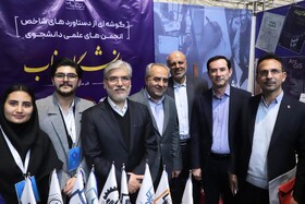 بهرام سرمست استاندار آذربایجان شرقی و حسن سیمایی صراف، وزیر علوم، تحقیقات و فناوری و علیرضا منادی سفیدان نمایندهٔ مجلس شورای اسلامی در بازدید وزیر علوم، تحقیقات و فناوری از نمایشگاه جشنواره ملی حرکت در دانشگاه تبریز