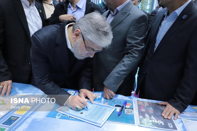 بازدید وزیر علوم، تحقیقات و فناوری از نمایشگاه جشنواره ملی حرکت در دانشگاه تبریز