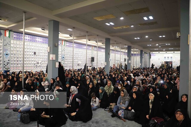 استاد حوزه و دانشگاه: هویت اصلی انسان از مقام مادری آغاز میشود