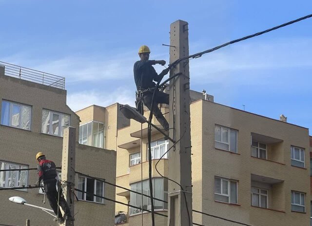 تجهیز شبکه فشار ضعیف هوایی برق تبریز به کابل خودنگهدار در خط پایانی