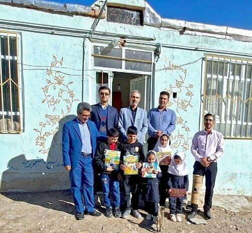 معلمی که با پای آسیب دیده هم، پای آموزش را لنگ نگذاشت 