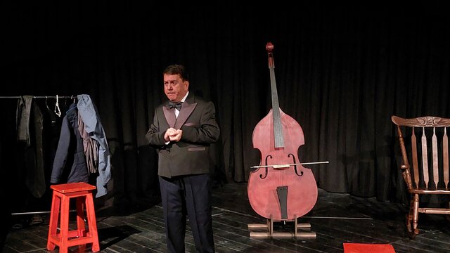 نمایش «کوْنترباس»؛ روایت تنهایی یک نوازنده روی صحنه تبریز