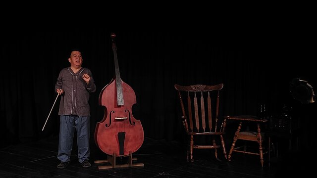 نمایش «کوْنترباس»؛ روایت تنهایی یک نوازنده روی صحنه تبریز